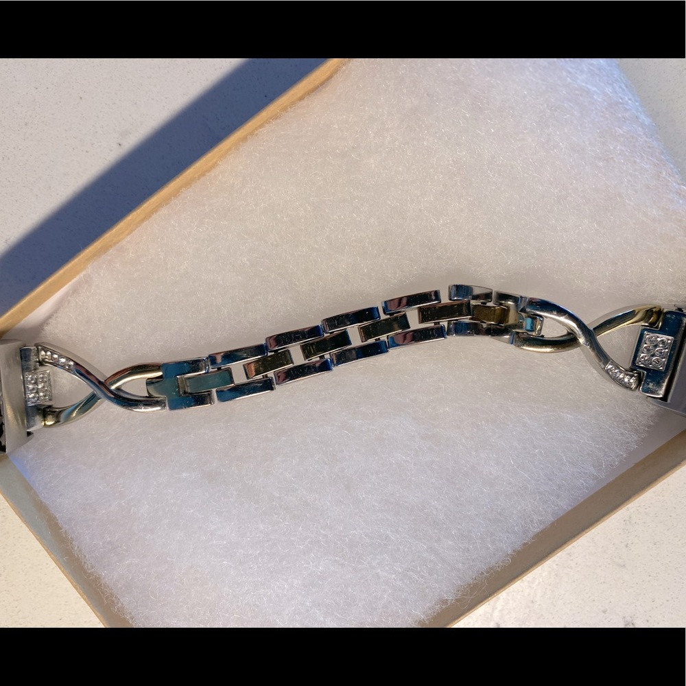 Fit Bit 4 watch band.Silver and gold w/small diamond like stones on the ends.